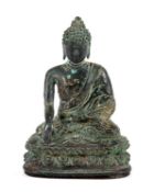 Buddha, auf Lotus-Sockel sitzend