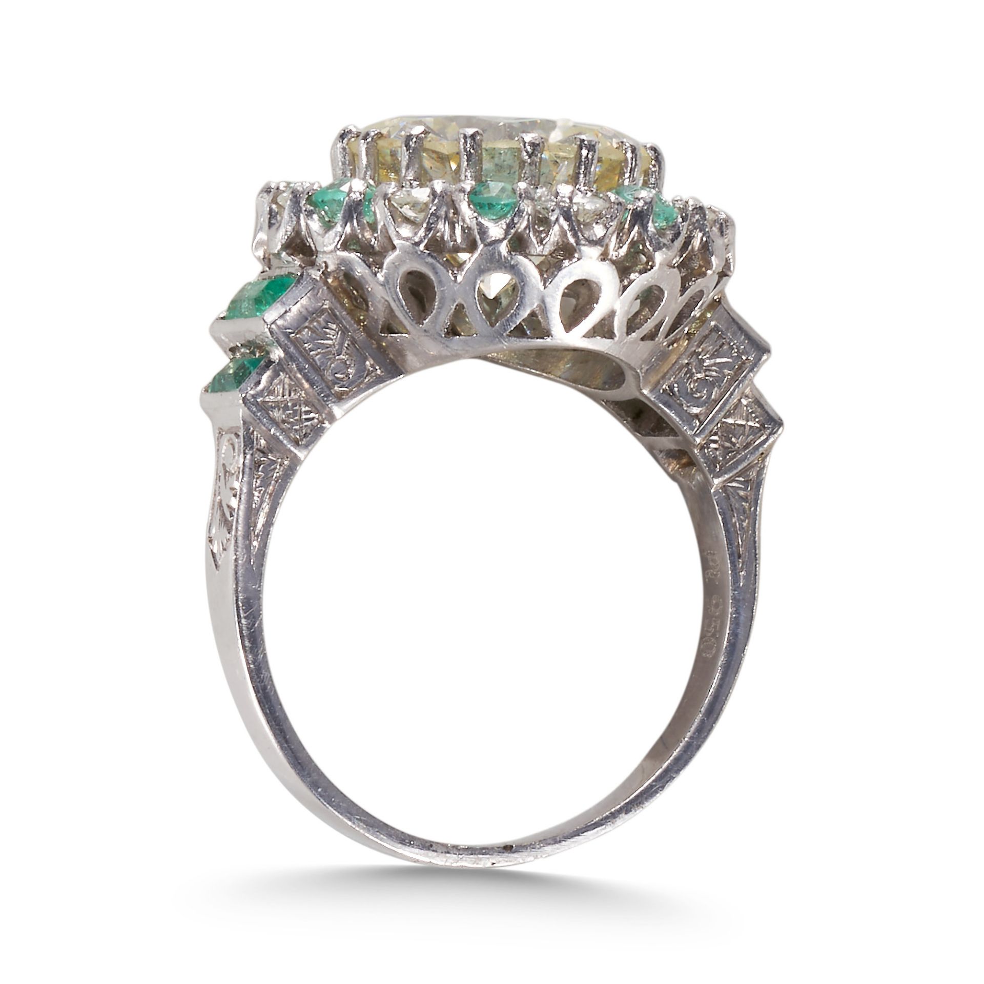 AN IMPORTANT ROUND BRILLIANT DIAMOND AND EMERALDS CLUSTER RING IN PLATINUM MOUNT. - Image 2 of 3