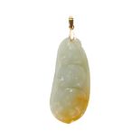 AN 18CT YELLOW GOLD, NATURAL JADE PENDANT.