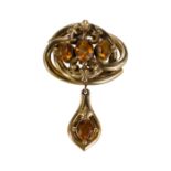 AN ANTIQUE YELLOW METAL CITRINE BROOCH.