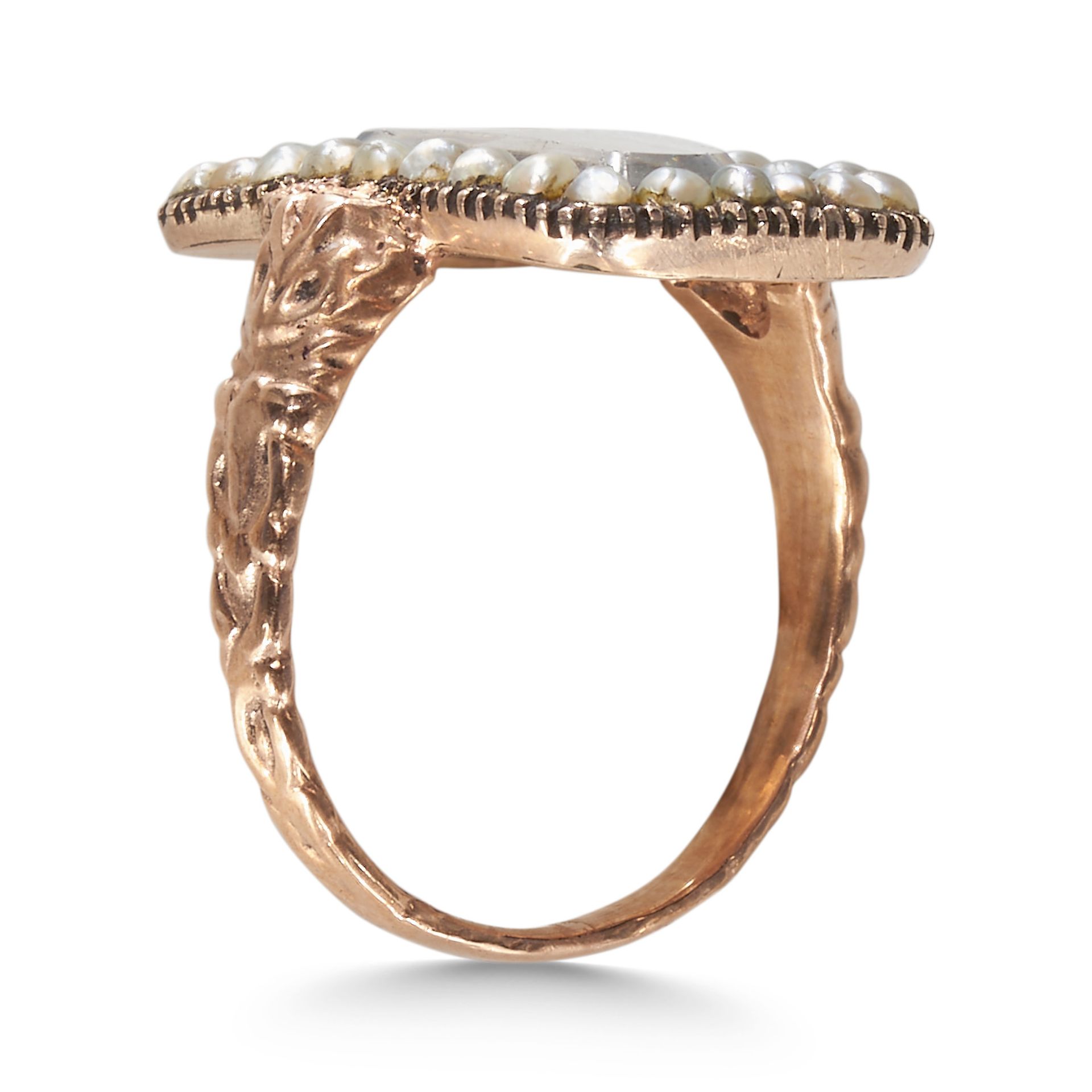 AN ANTIQUE GOLD AND PEARL MOURNING RING. - Image 2 of 2