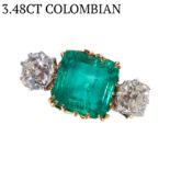 AN ANTIQUE 3.48CT COLOMBIAN EMERALD AND OLD CUT DIAMONDS THREE STONE RING, IN 18CT YELLOW GOLD.