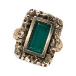 AN ANTIQUE GREEN AGATE GOLD RING.
