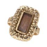AN ANTIQUE YELLOW GOLD MOURNING RING.