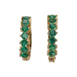 AN EMERALD HOOP EARRINGS IN 18CT YELLOW GOLD.