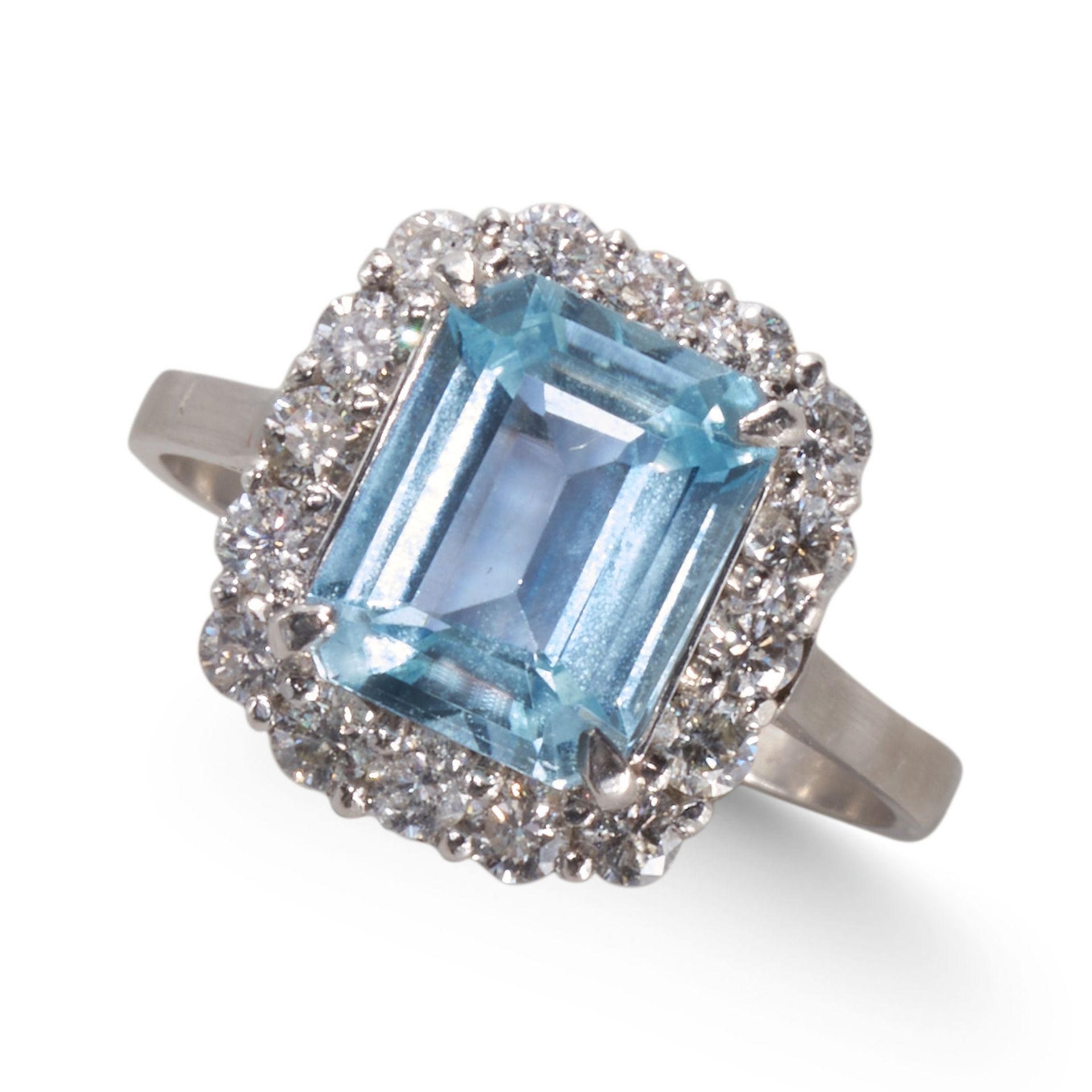 AN AQUAMARINE AND DIAMOND CLUSTER RING.