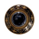 AN ANTIQUE VICTORIAN AGATE AND BLACK ENAMEL MOURNING BROOCH.