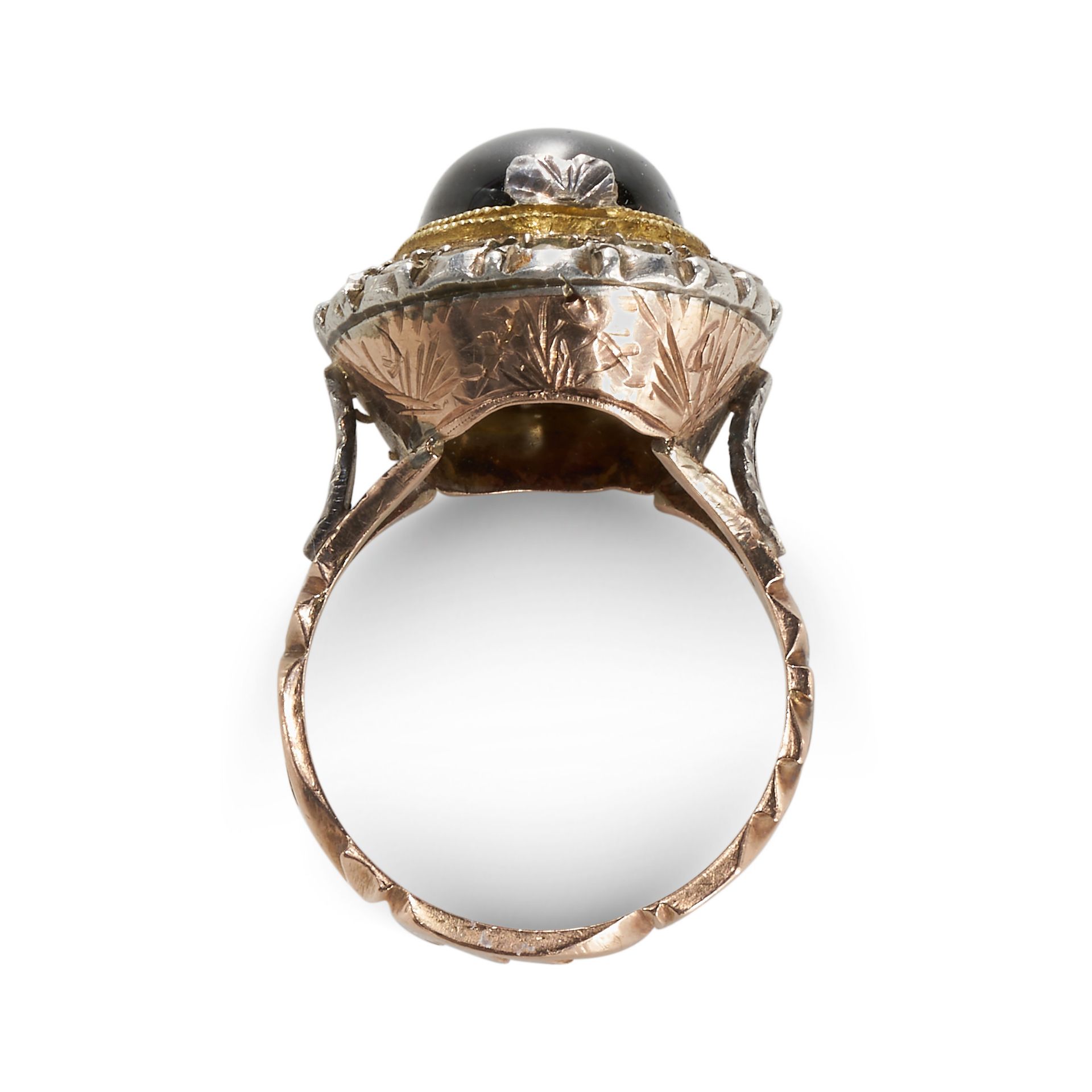 A ROSE CUT DIAMONDS AND GARNET CLUSTER RING. - Bild 2 aus 3
