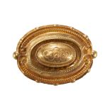 AN ANTIQUE YELLOW GOLD BROOCH.