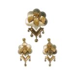 A PAIR OF EARRINGS AND BROOCH SUITE, IN YELLOW GOLD.