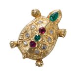 AN ANTIQUE EMERALD, RUBY AND DIAMOND TORTOISE BROOCH, IN YELLOW GOLD.
