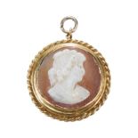 A HIGH CARAT YELLOW GOLD CAMEO PENDANT.