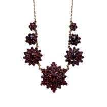 A BOHEMIAN GARNET NECKLACE, IN YELLOW GOLD.
