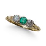 AN EMERALD AND OLD CUT DIAMOND THREE STONE RING, IN YELLOW GOLD.