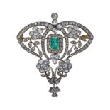 AN ANTIQUE EDWARDIAN EMERALD AND OLD CUT DIAMOND BROCH, IN YELLOW GOLD AND PLATINUM.
