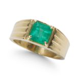 AN EMERALD RING, IN YELLOW GOLD.