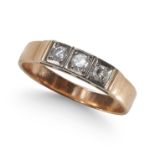 A VINTAGE DIAMOND THREE STONE RING, IN 14CT ROSE GOLD AND PLATINUM.