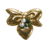 A PEARL AND JADE BROOCH, IN YELLOW GOLD.