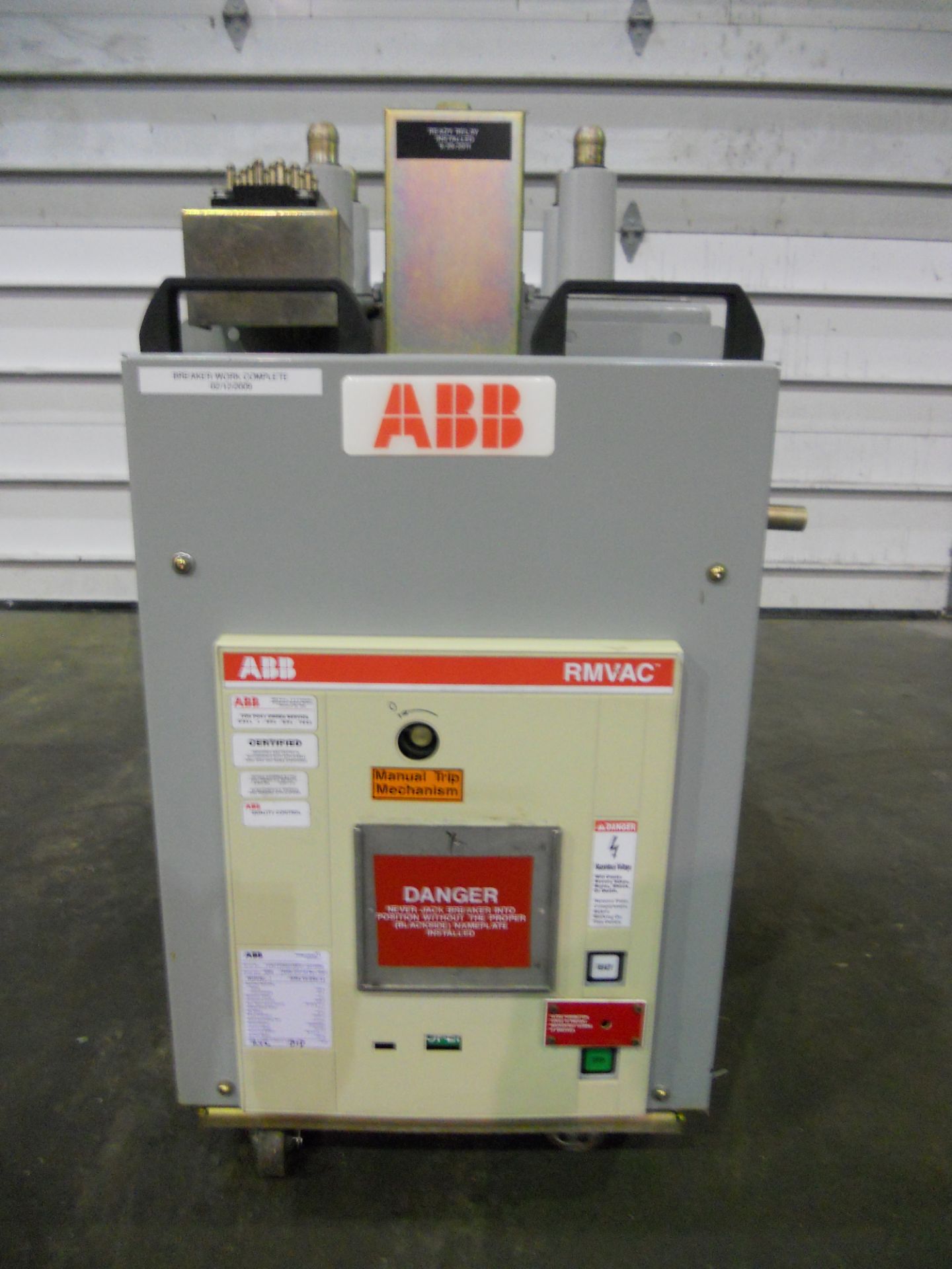 ABB RMVAC 1200 AMP ROLL-IN-REPLACEMENT GE AM4.16 VACUUM BREAKER AM4.16-250-12. 125 VDC. 50/60 HZ.