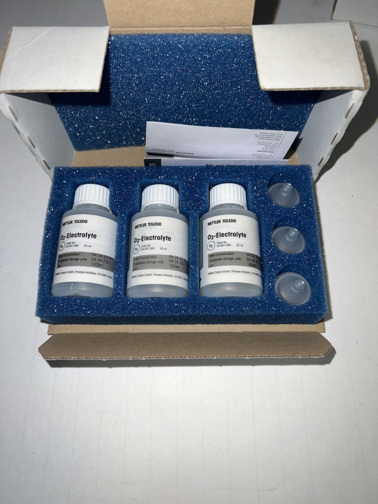 Lot of 3 containing 3 Mettler Toledo O2 Electrolyte Solution in 30mL Bottles with applicator - Image 2 of 2
