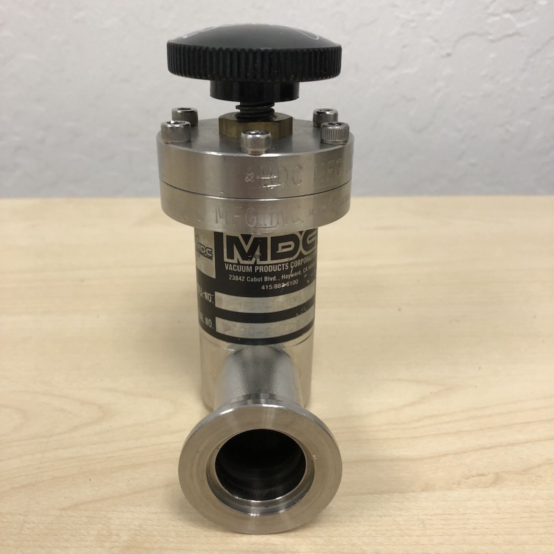 QTY OF 9 ITEMS: QTY OF 3 CLAMPS, ANGLE VALVE, MDC VACUUM PRODUCTS CORP. AV-075 RIGHT ANGLE VACUUM - Image 9 of 17