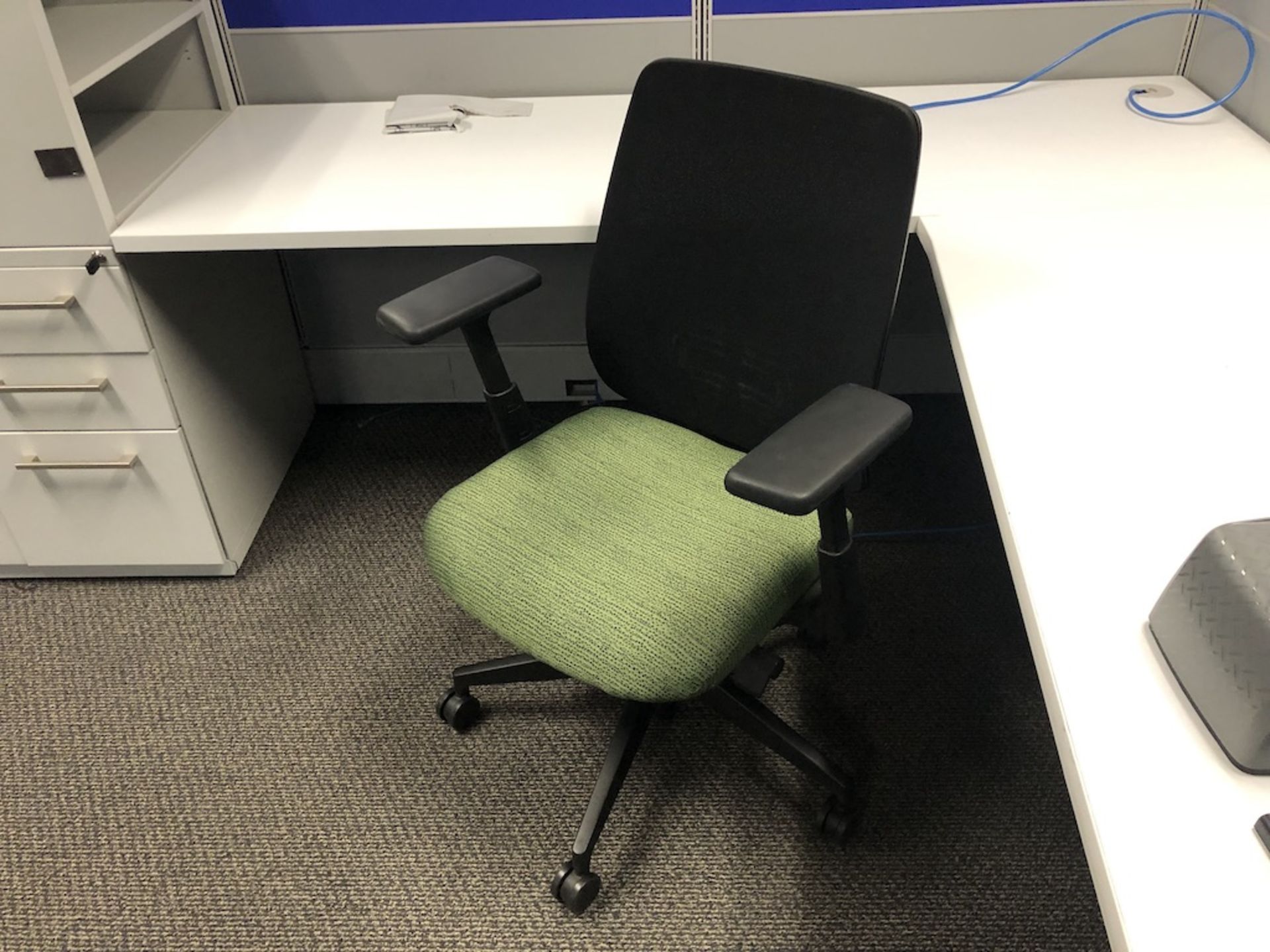 5 CASTER OFFICE CHAIR PADDED ARM REST, GREEN SEATED CUSHION, MESH BACK SUPPORT   SCHNEIDER ELECTRIC- - Image 3 of 3