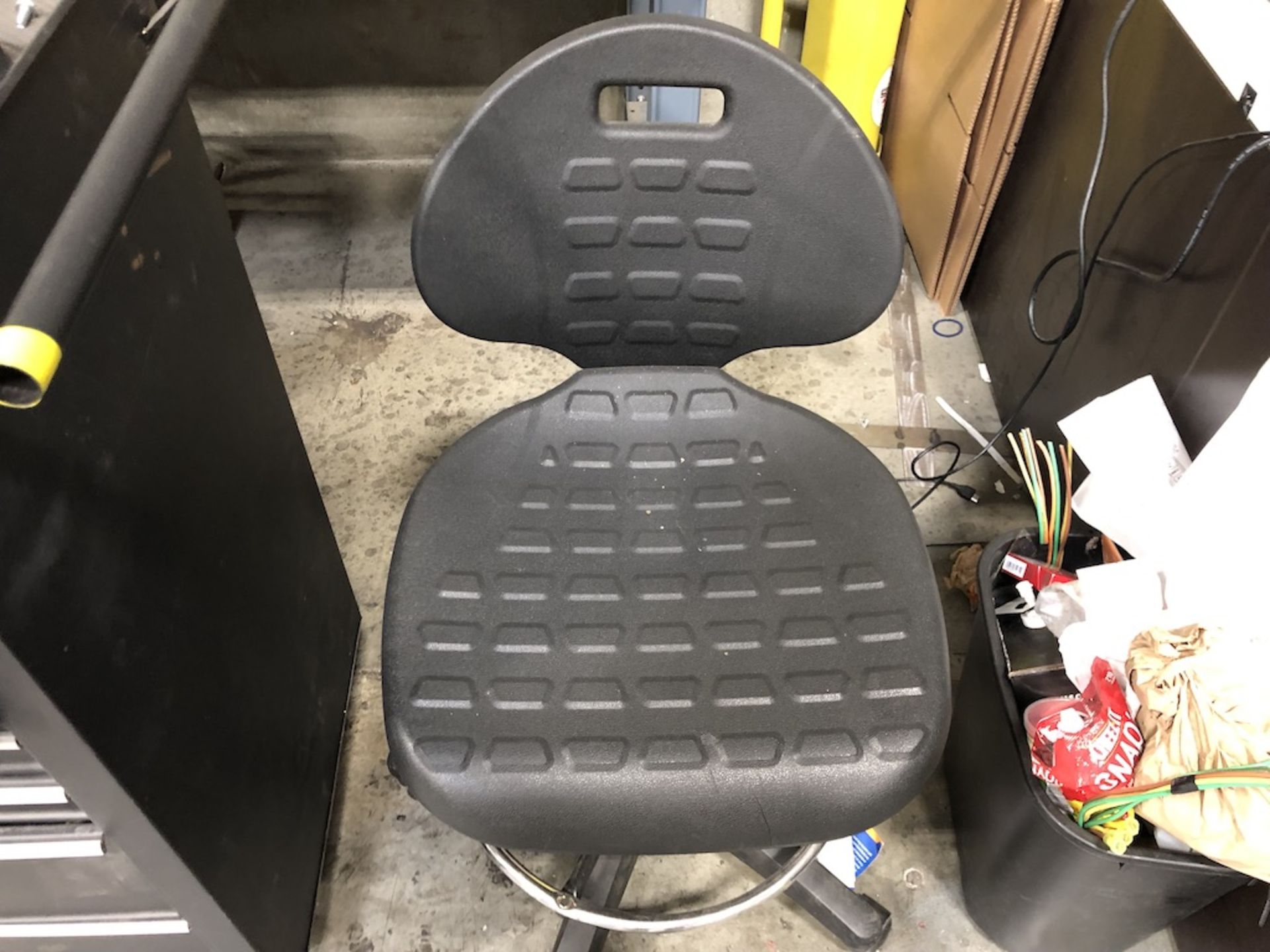 5 CASTER BLACK OFFICE CHAIR - Image 3 of 3