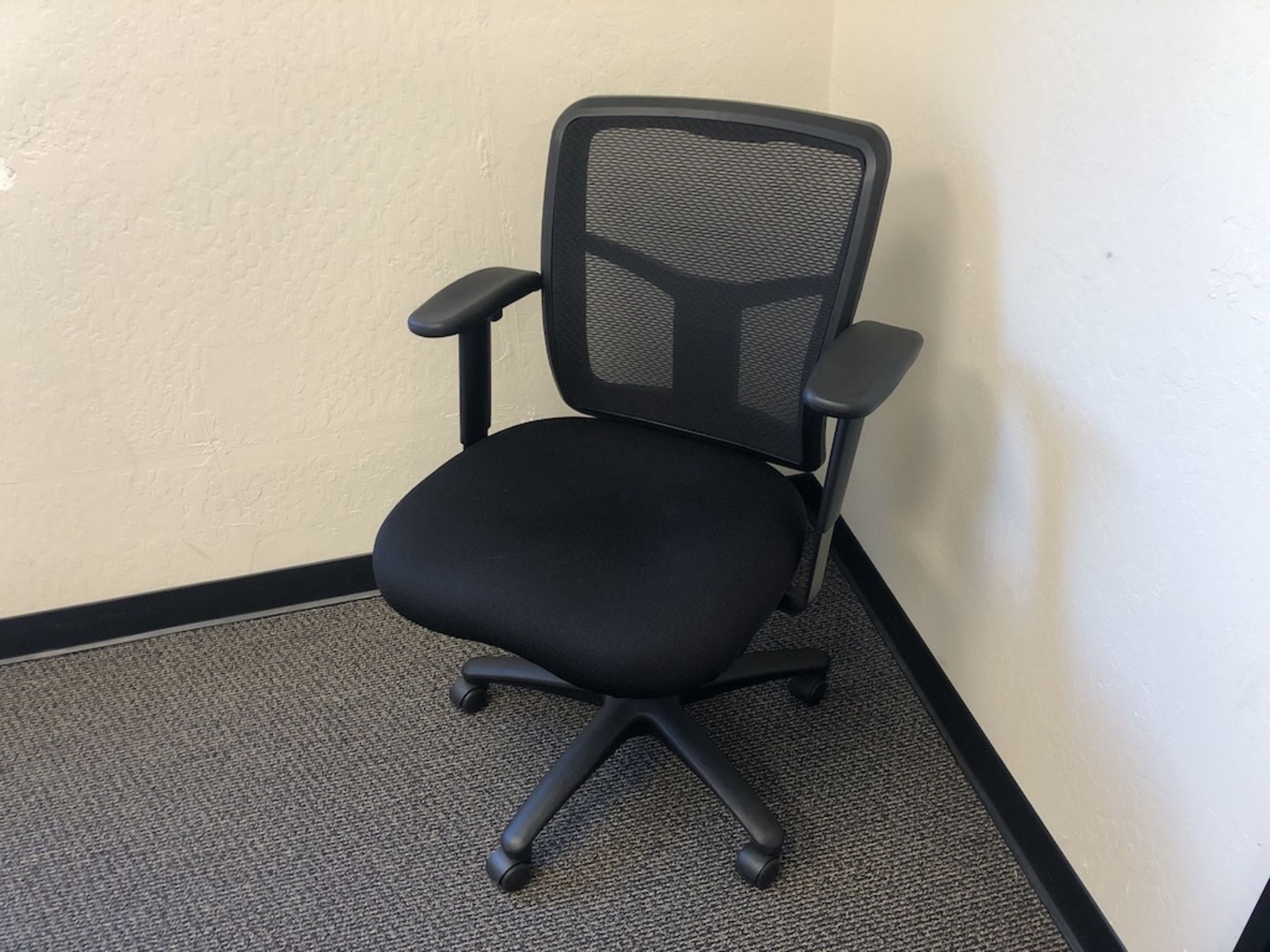 5 CASTER OFFICE CHAIR PADDED ARM REST, BLACK SEAT CUSHION, MESH BACK SUPPORT    SCHNEIDER - Image 3 of 3