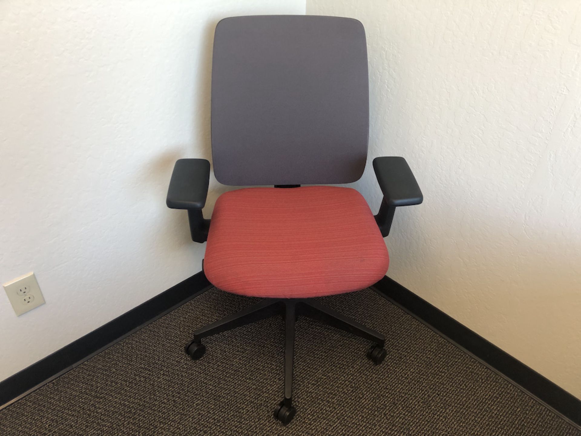 5 CASTER OFFICE CHAIR WITH RED SEAT CUSHION W/ ARM RESTS