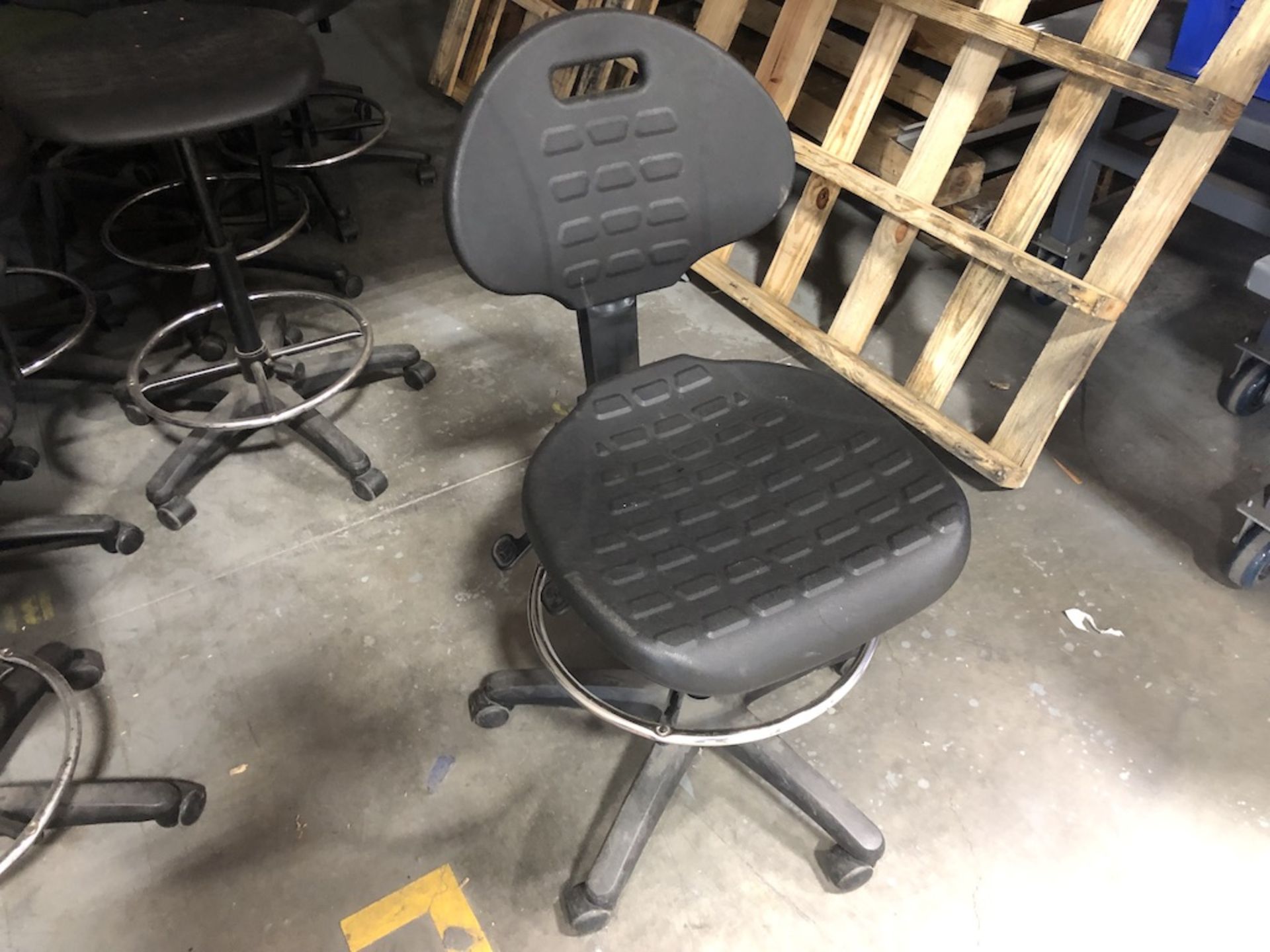 5 CASTER BLACK OFFICE CHAIR - Image 2 of 4