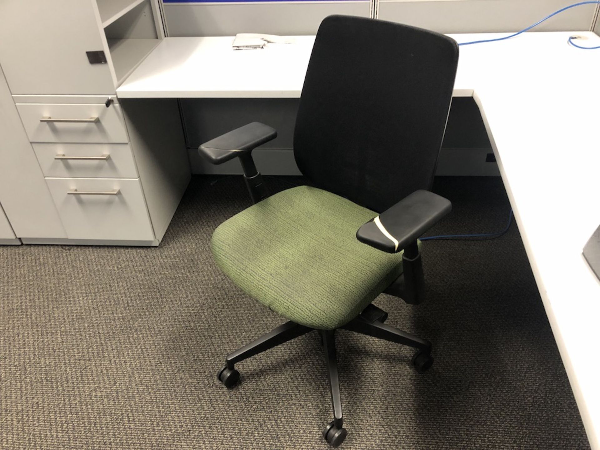 5 CASTER OFFICE CHAIR PADDED ARM REST, GREEN SEATED CUSHION, MESH BACK SUPPORT   SCHNEIDER ELECTRIC- - Image 3 of 3