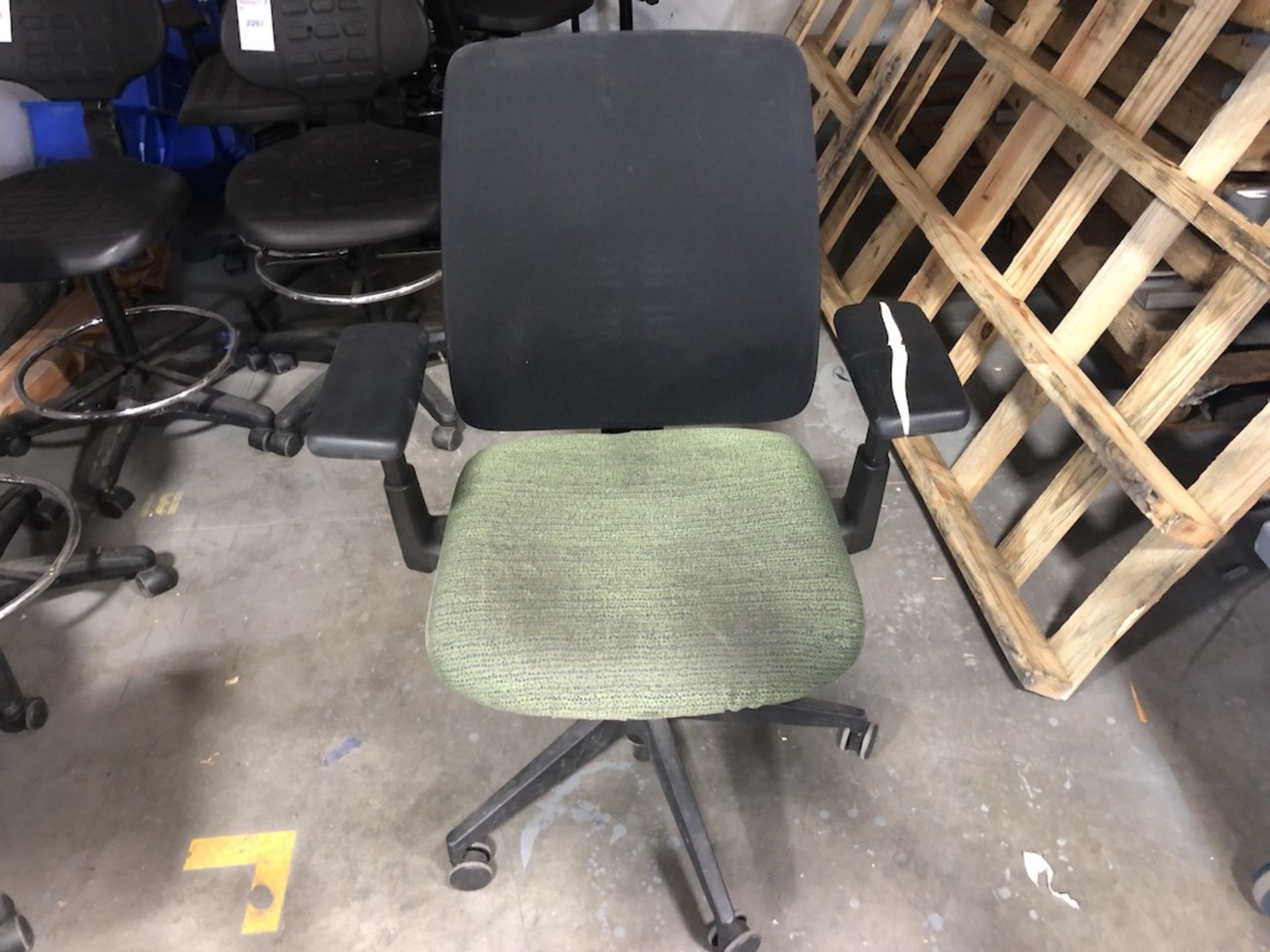 5 CASTER OFFICE CHAIR GREEN SEAT CUSHION, PADDED ARM REST ( SPLIT ), BLACK MESH BACK SUPPORT