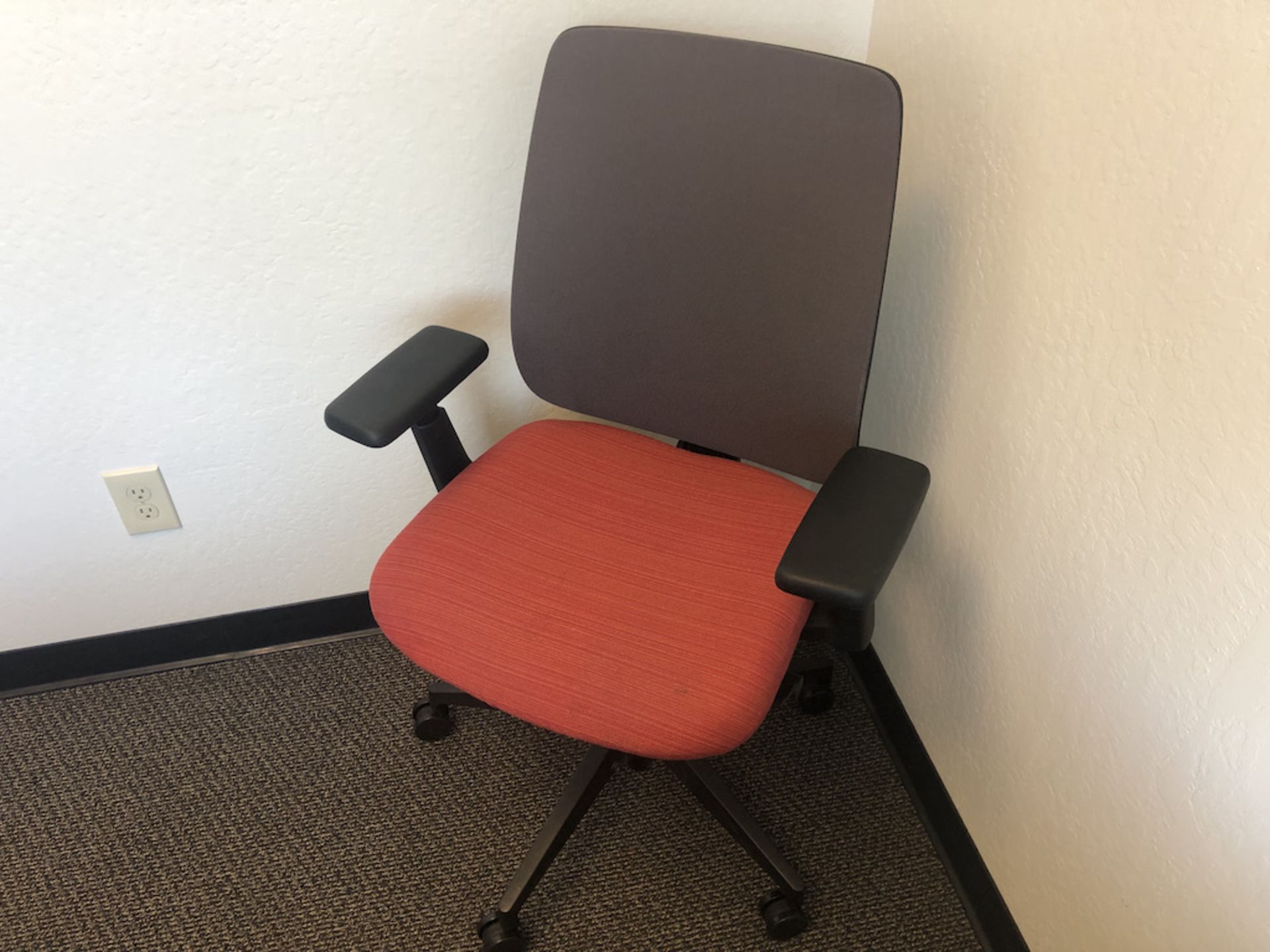 5 CASTER OFFICE CHAIR WITH RED SEAT CUSHION W/ ARM RESTS - Image 3 of 3