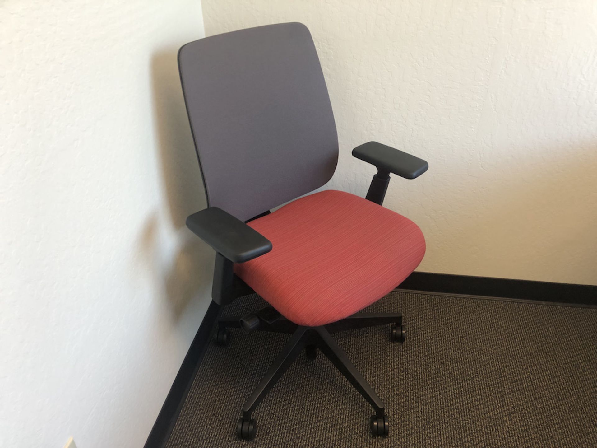 5 CASTER OFFICE CHAIR WITH RED SEAT CUSHION W/ ARM RESTS - Image 2 of 3