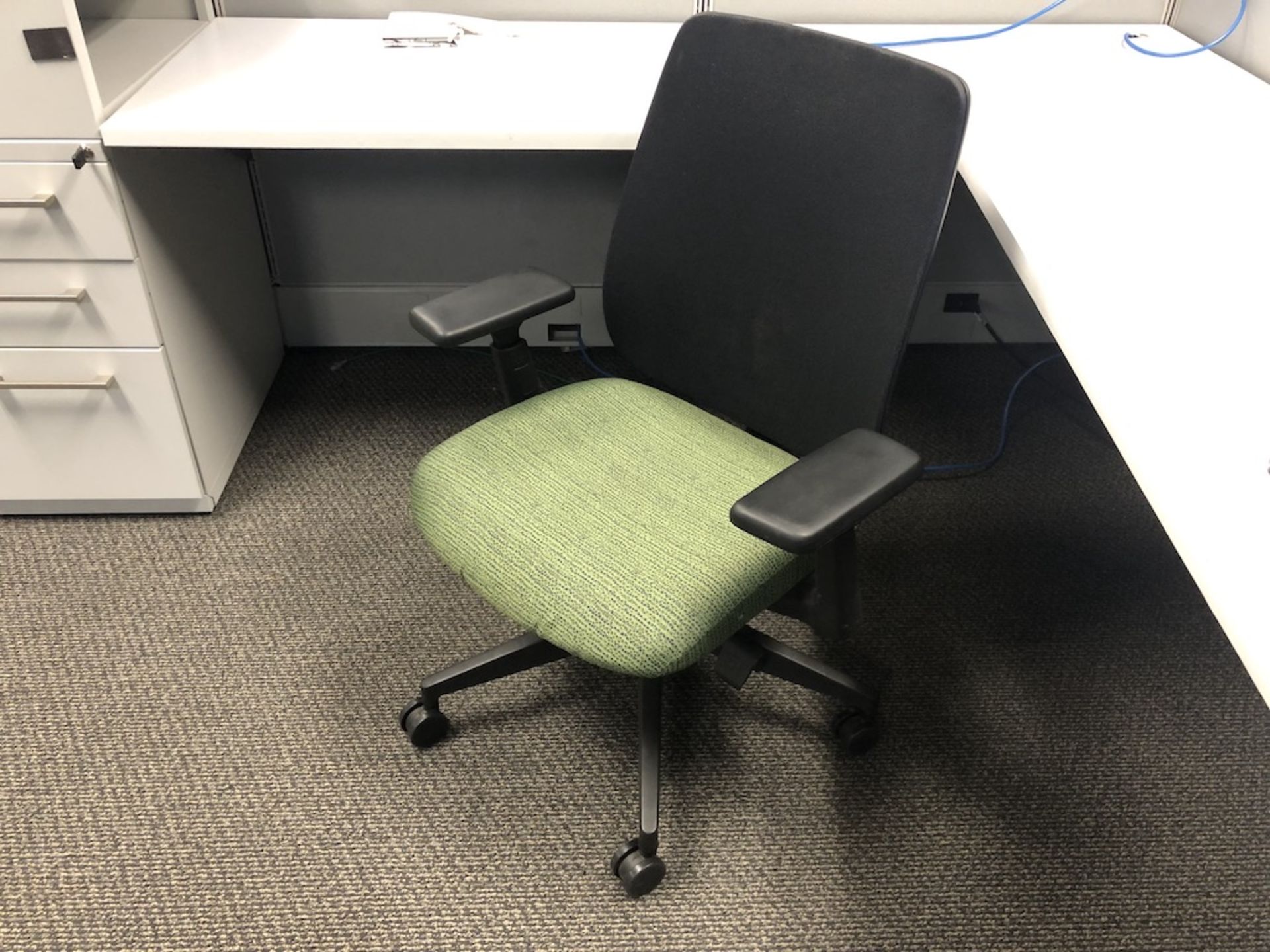 5 CASTER OFFICE CHAIR PADDED ARM REST ( BOTH ARMS THE RUBBER COATING HAS SPLIT ), GREEN SEATED - Image 3 of 3