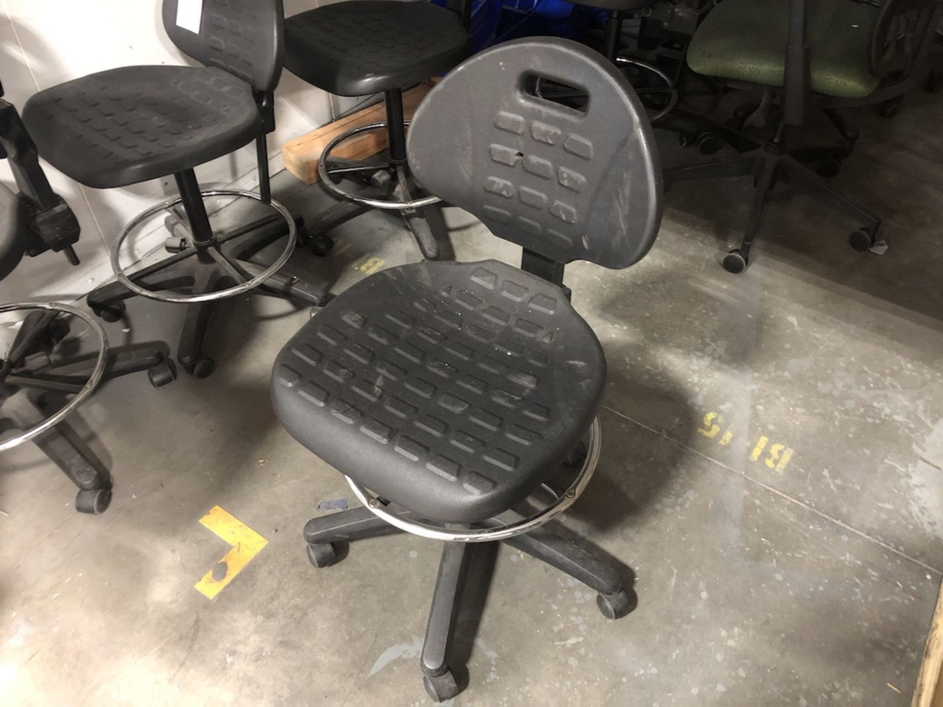 5 CASTER BLACK OFFICE CHAIR - Image 3 of 4