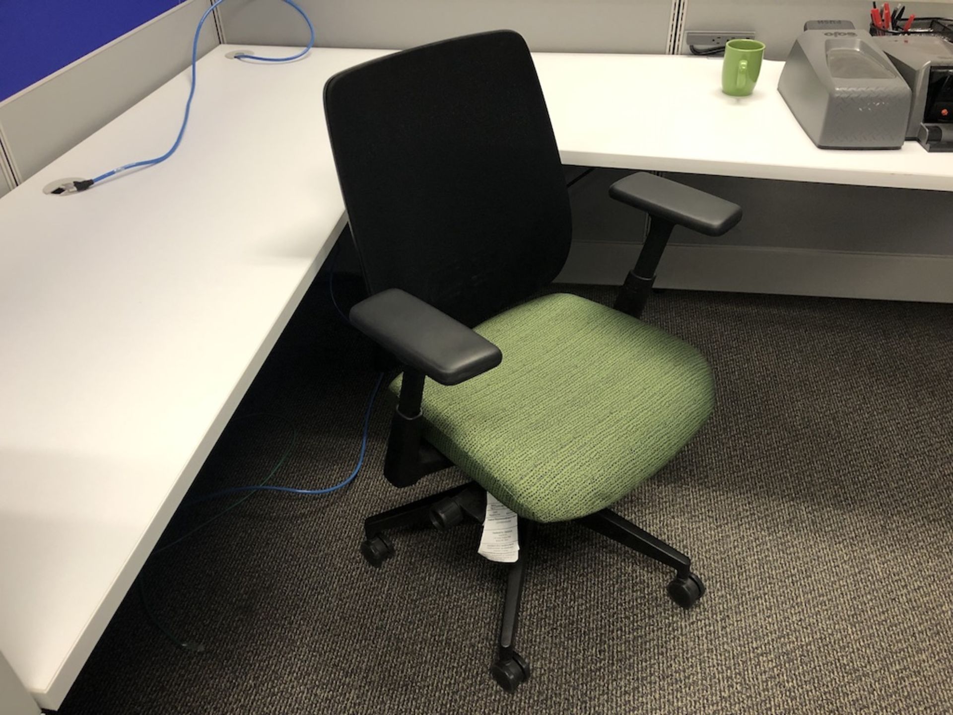 5 CASTER OFFICE CHAIR PADDED ARM REST, GREEN SEATED CUSHION, MESH BACK SUPPORT   SCHNEIDER ELECTRIC- - Image 2 of 3