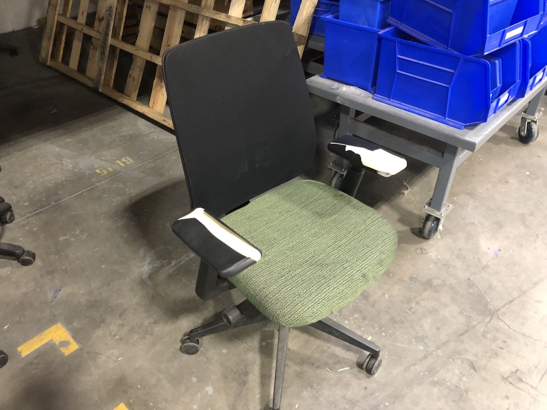 5 CASTER OFFICE CHAIR GREEN SEAT CUSHION, PADDED ARM REST ( SPLIT ), BLACK MESH BACK SUPPORT - Image 2 of 3