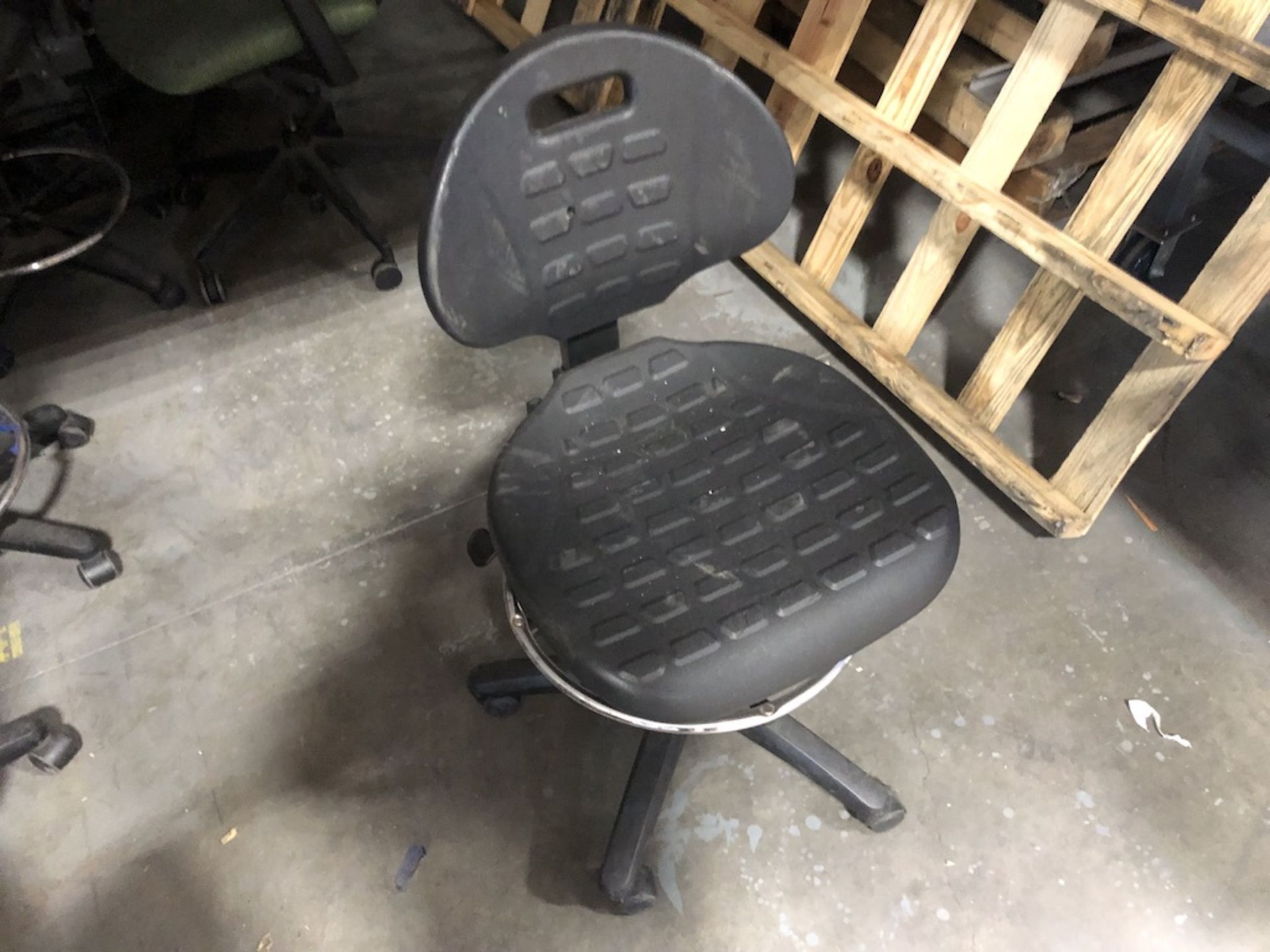 5 CASTER BLACK OFFICE CHAIR - Image 2 of 4