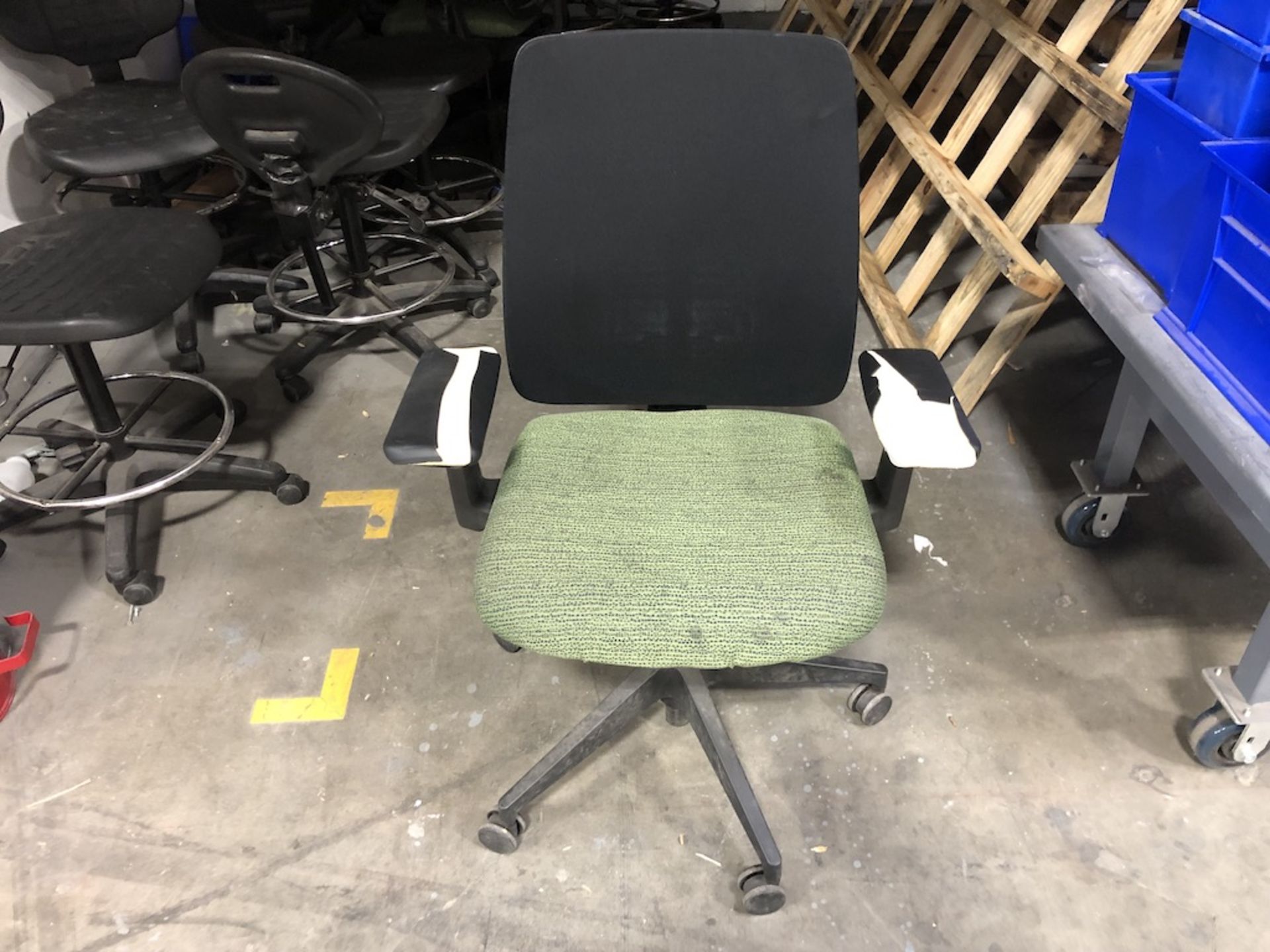 5 CASTER OFFICE CHAIR GREEN SEAT CUSHION, PADDED ARM REST ( SPLIT ), BLACK MESH BACK SUPPORT