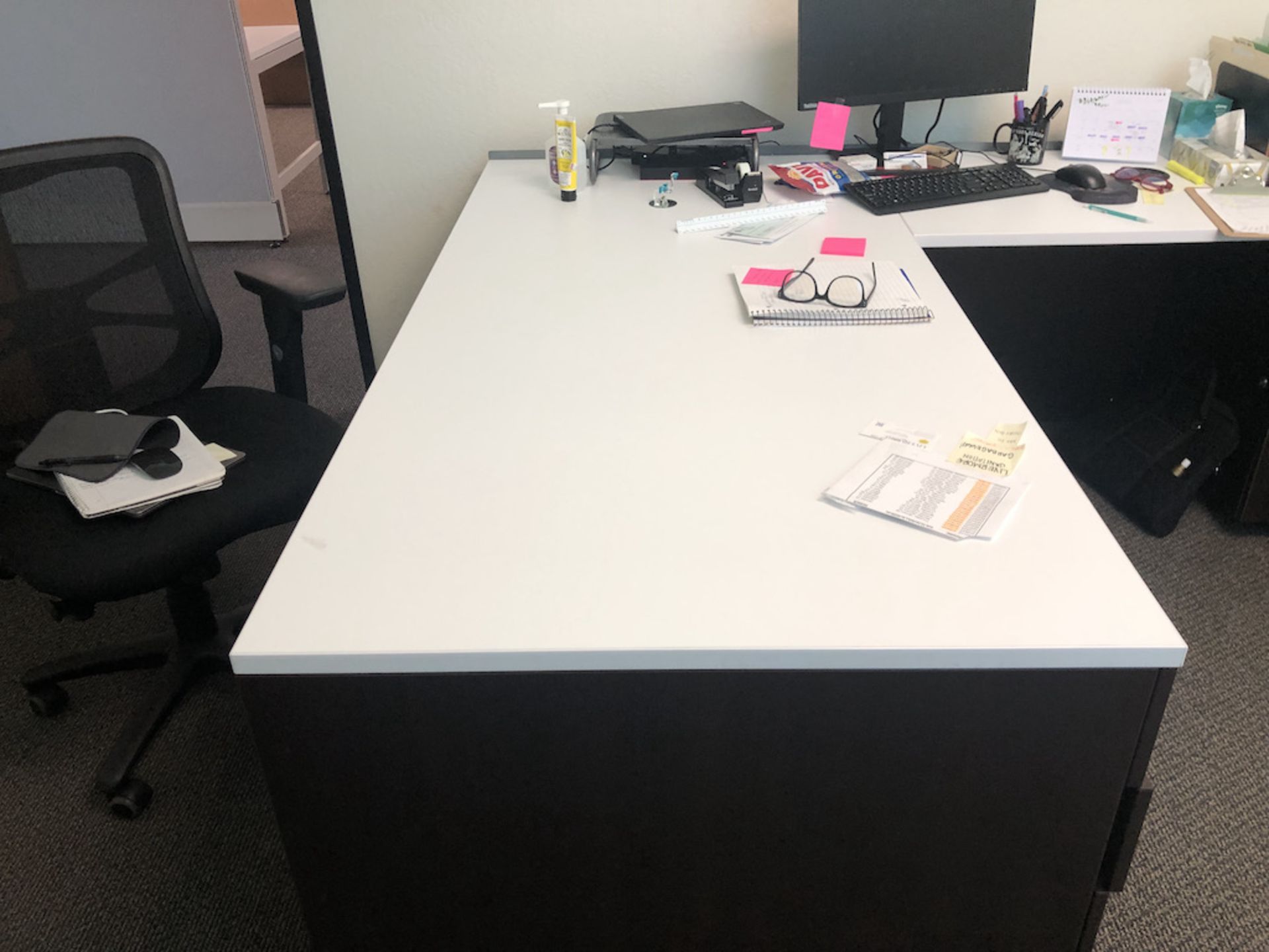 OFFICE DESK 71IN L X 35.5IN W X 30IN H ( NOT TO INCLUDE CONTENTS ) - Image 2 of 4