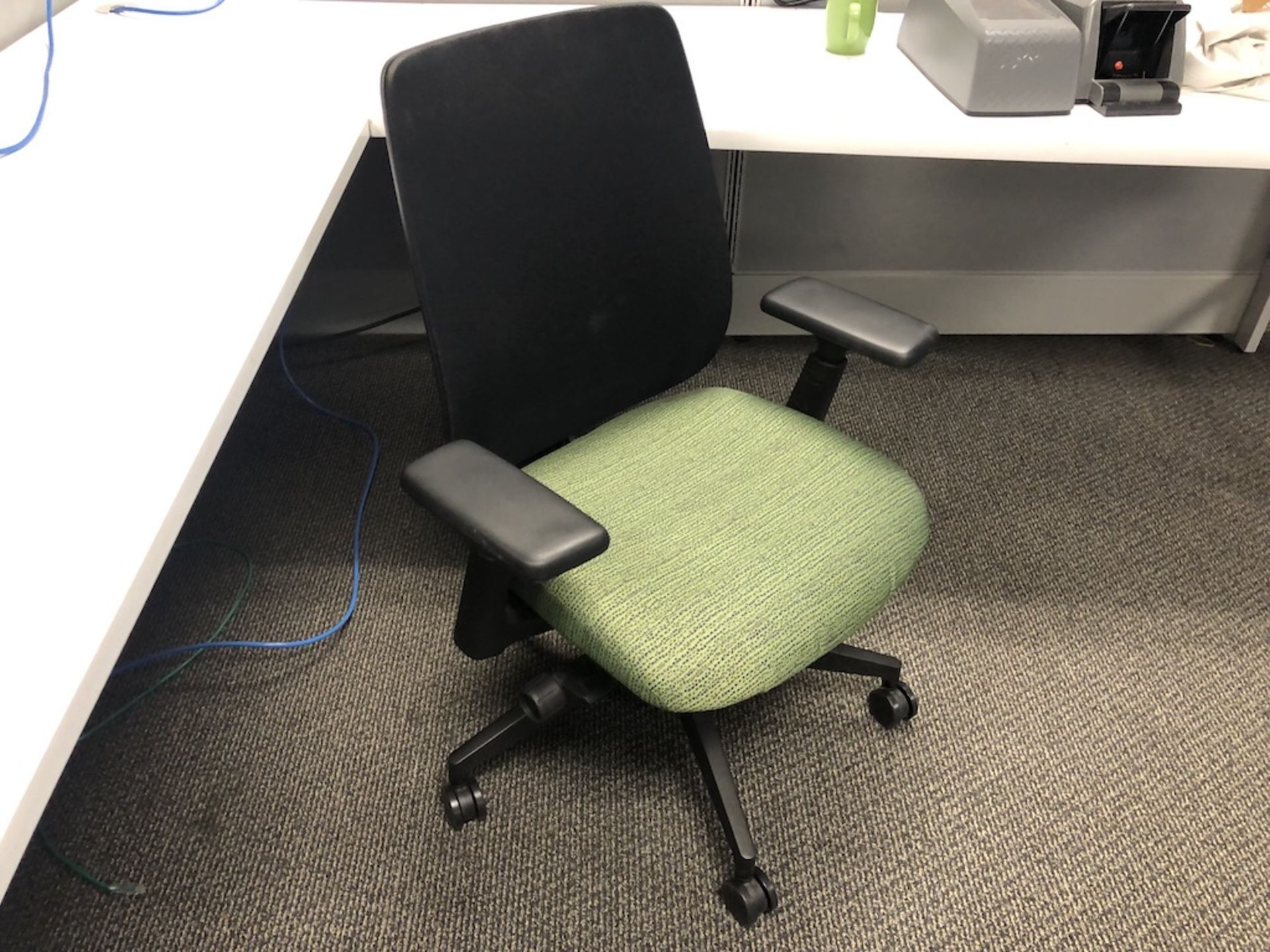 5 CASTER OFFICE CHAIR PADDED ARM REST ( BOTH ARMS THE RUBBER COATING HAS SPLIT ), GREEN SEATED - Image 2 of 3
