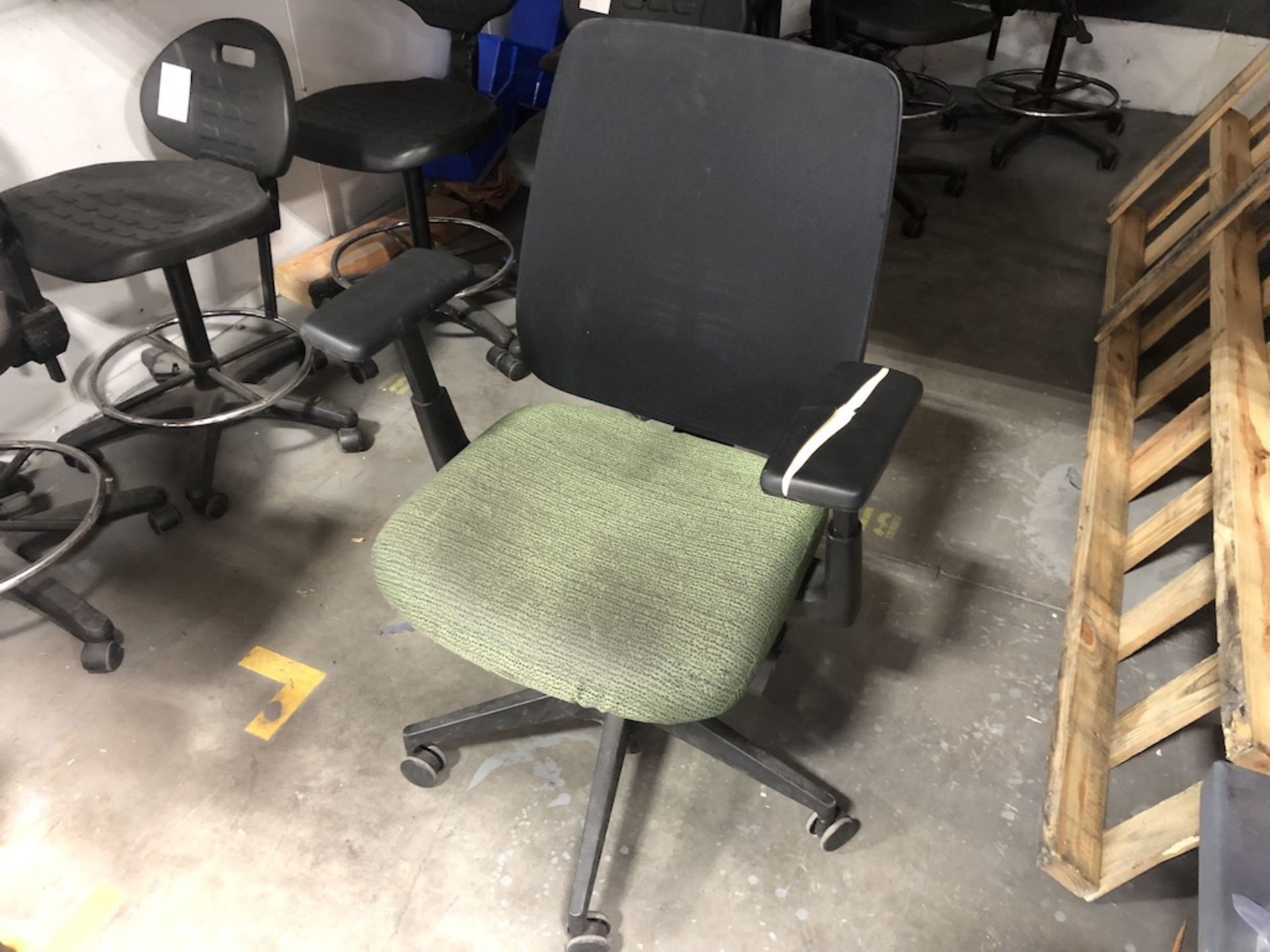 5 CASTER OFFICE CHAIR GREEN SEAT CUSHION, PADDED ARM REST ( SPLIT ), BLACK MESH BACK SUPPORT - Image 3 of 3