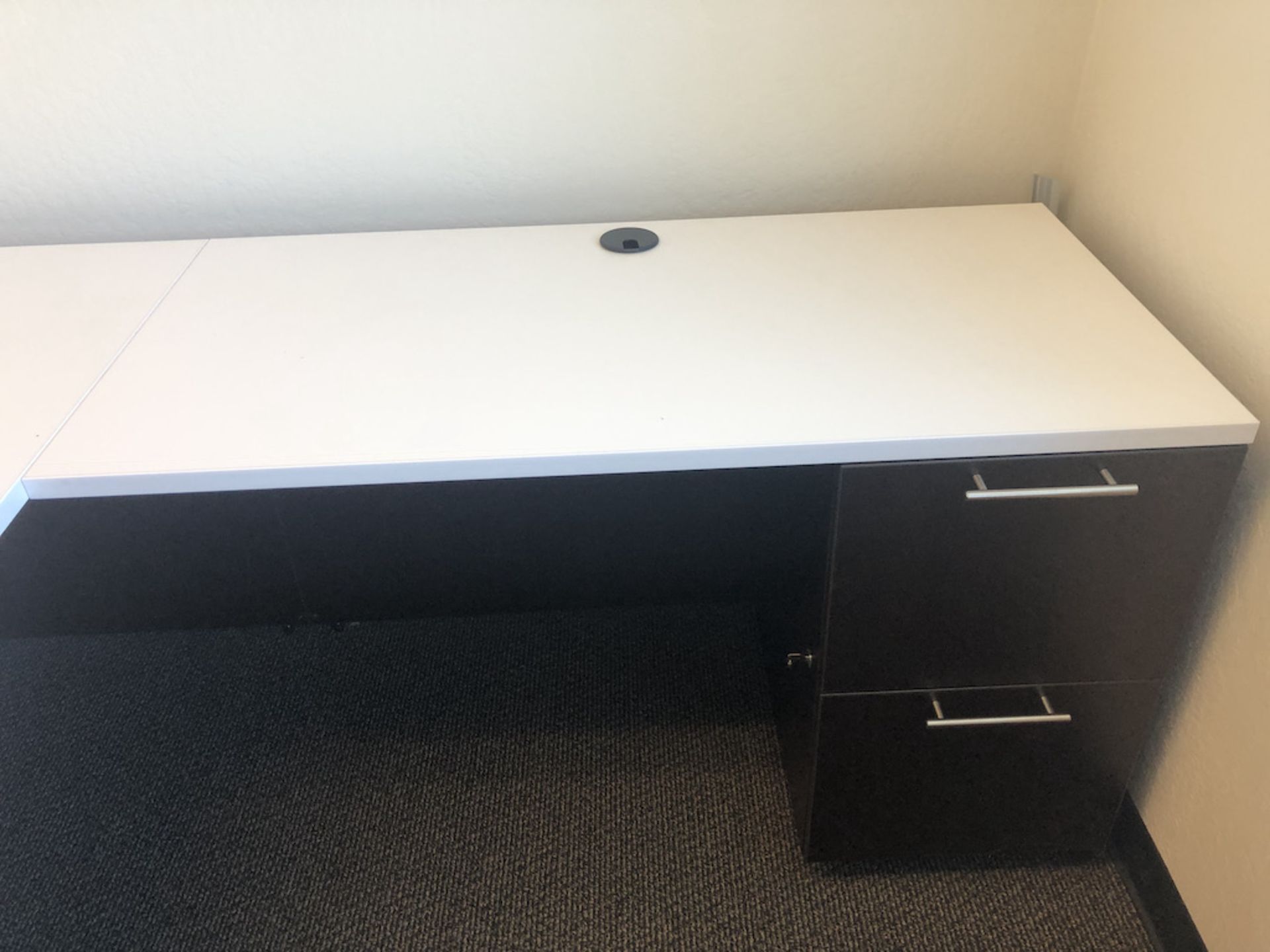 OFFICE DESK 71IN L X 35.5IN W X 30IN H ( NOT TO INCLUDE CONTENTS ) - Image 3 of 7