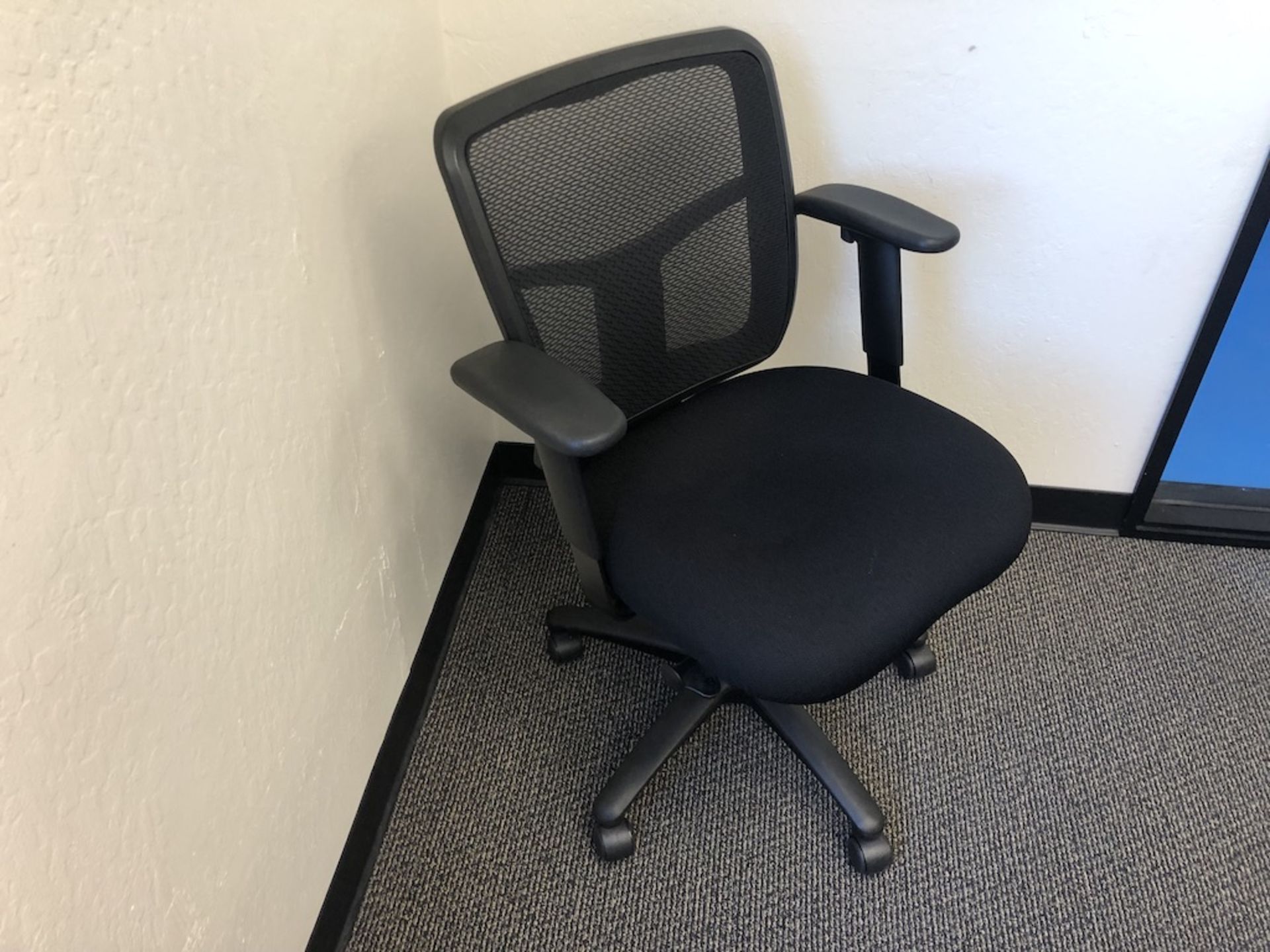 5 CASTER OFFICE CHAIR PADDED ARM REST, BLACK SEAT CUSHION, MESH BACK SUPPORT    SCHNEIDER - Image 2 of 3