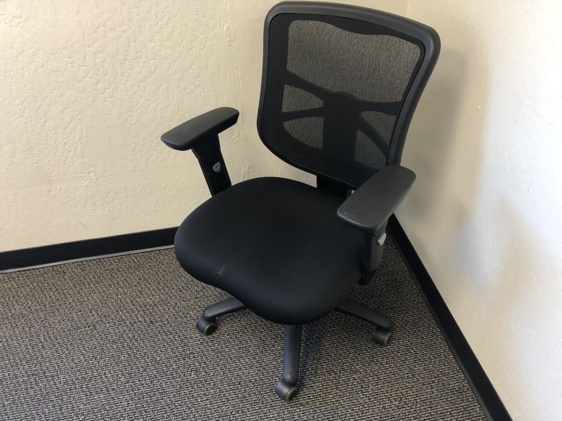 5 CASTER OFFICE CHAIR PADDED ARM REST, BLACK SEAT CUSHION, MESH BACK SUPPORT   SCHNEIDER ELECTRIC- - Image 3 of 3