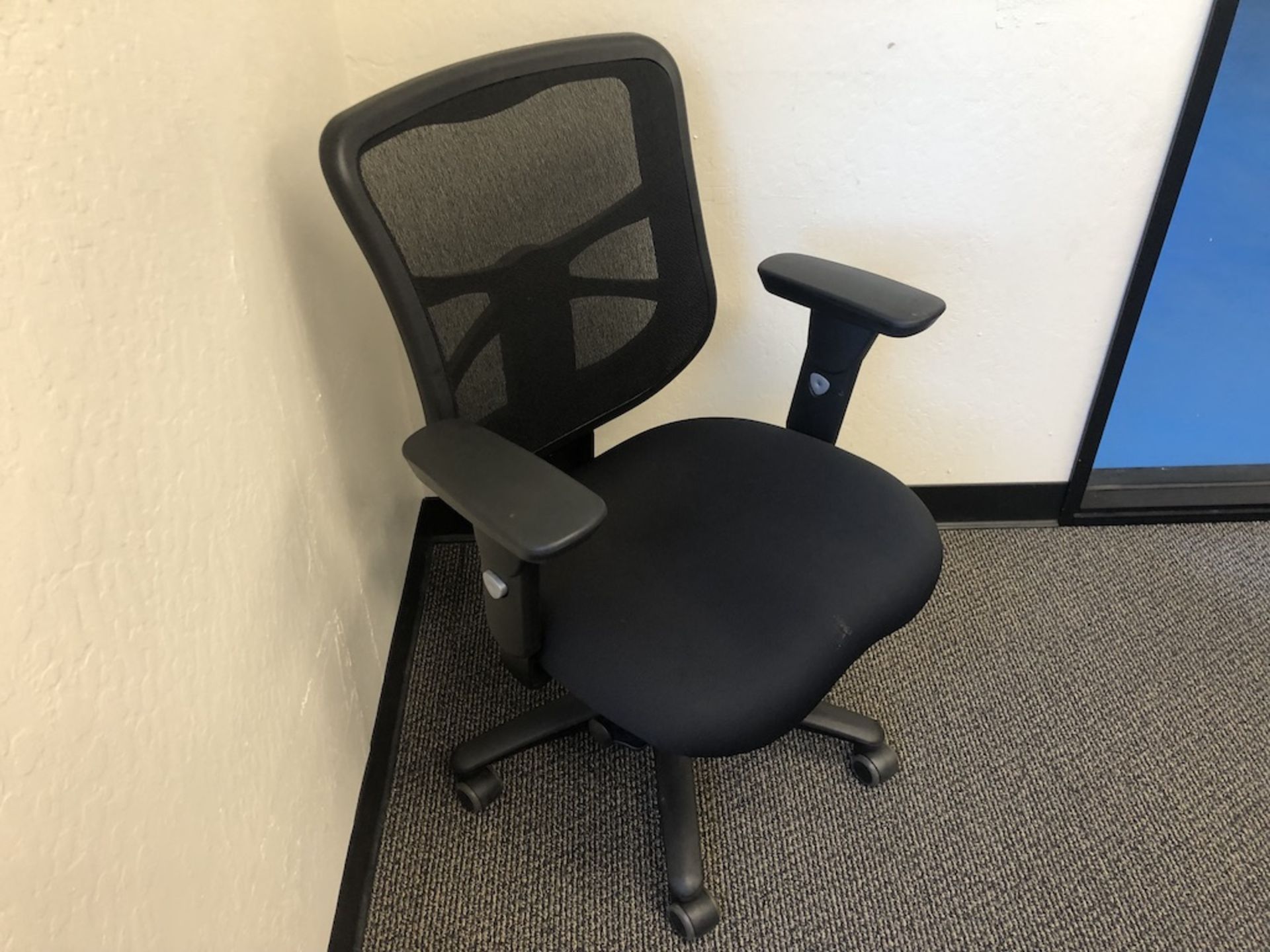 5 CASTER OFFICE CHAIR PADDED ARM REST, BLACK SEAT CUSHION, MESH BACK SUPPORT   SCHNEIDER ELECTRIC- - Image 2 of 3