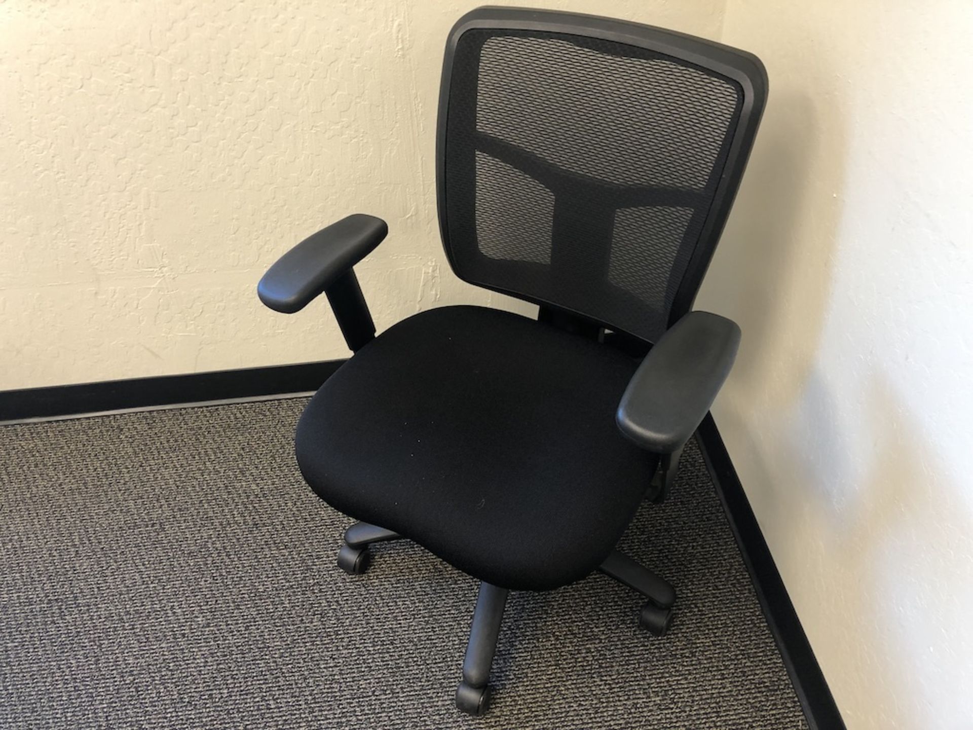 5 CASTER OFFICE CHAIR PADDED ARM REST, BLACK SEAT CUSHION, MESH BACK SUPPORT   SCHNEIDER ELECTRIC- - Image 3 of 3