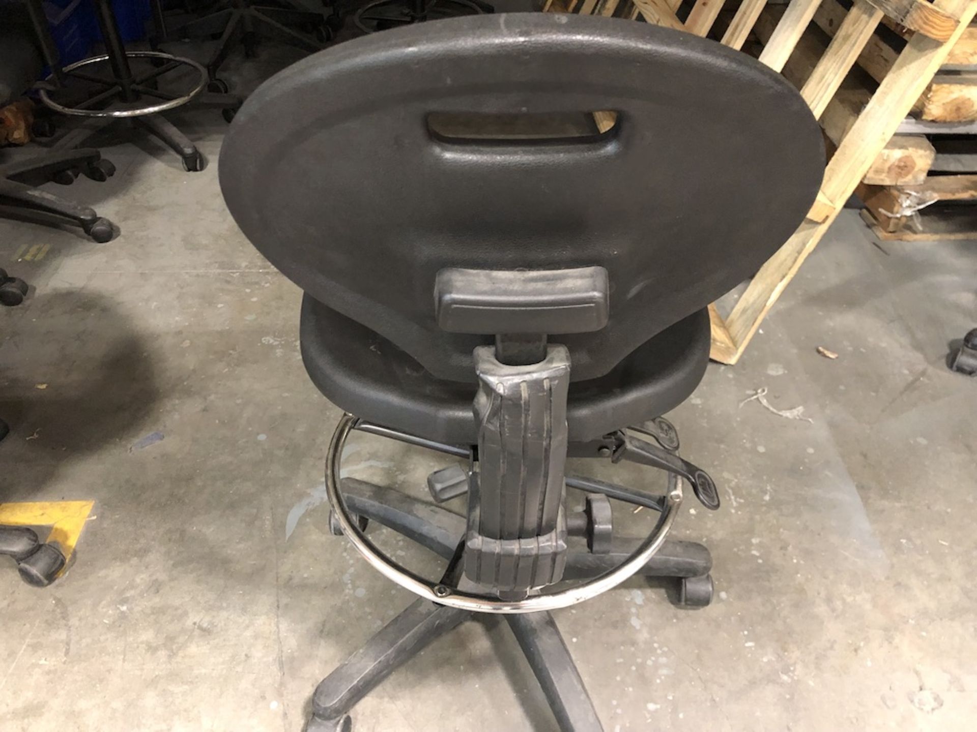 5 CASTER BLACK OFFICE CHAIR - Image 4 of 4