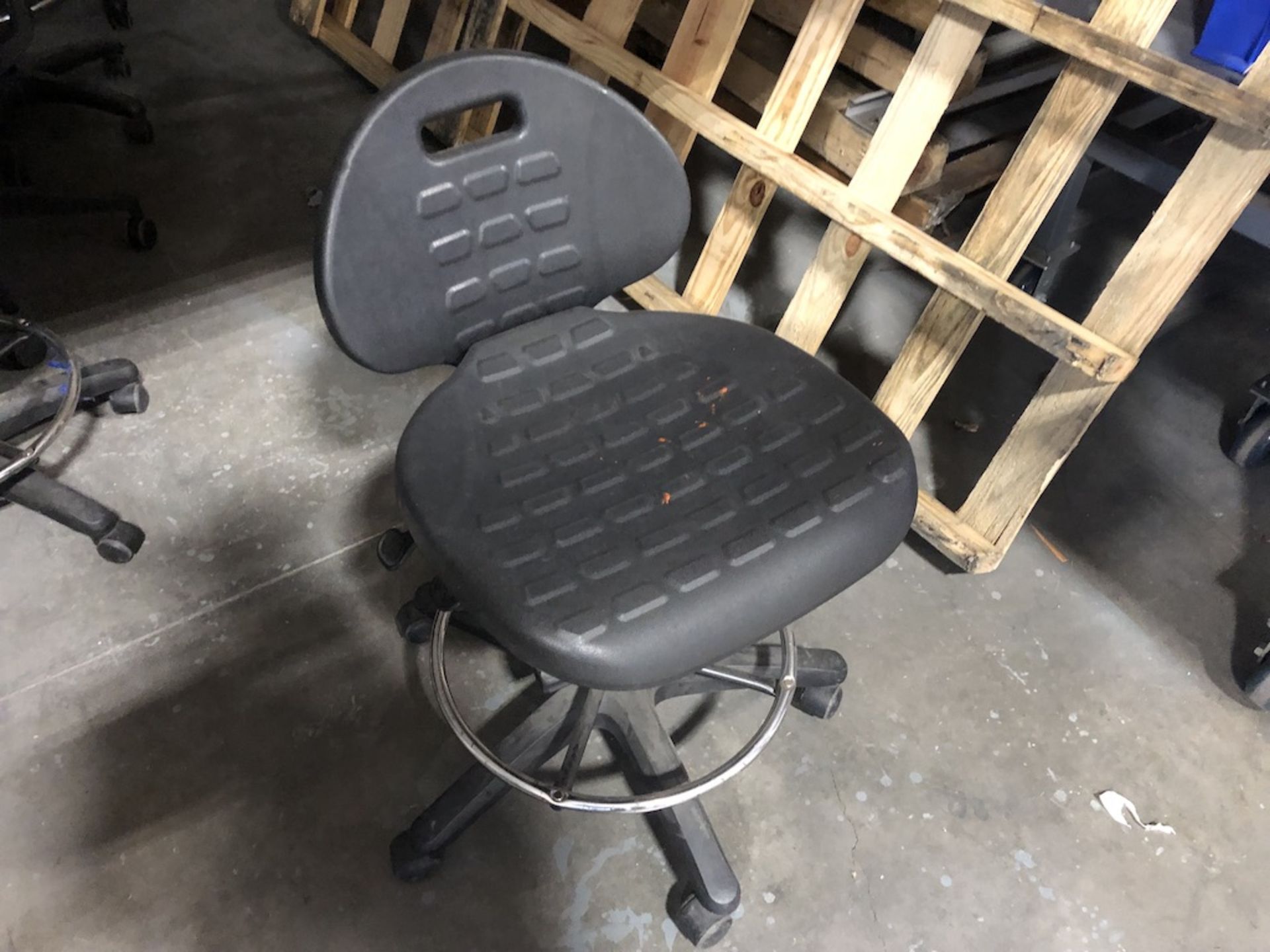 5 CASTER BLACK OFFICE CHAIR - Image 2 of 4